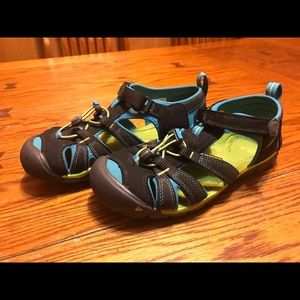Youth Keen Sandals Size 5